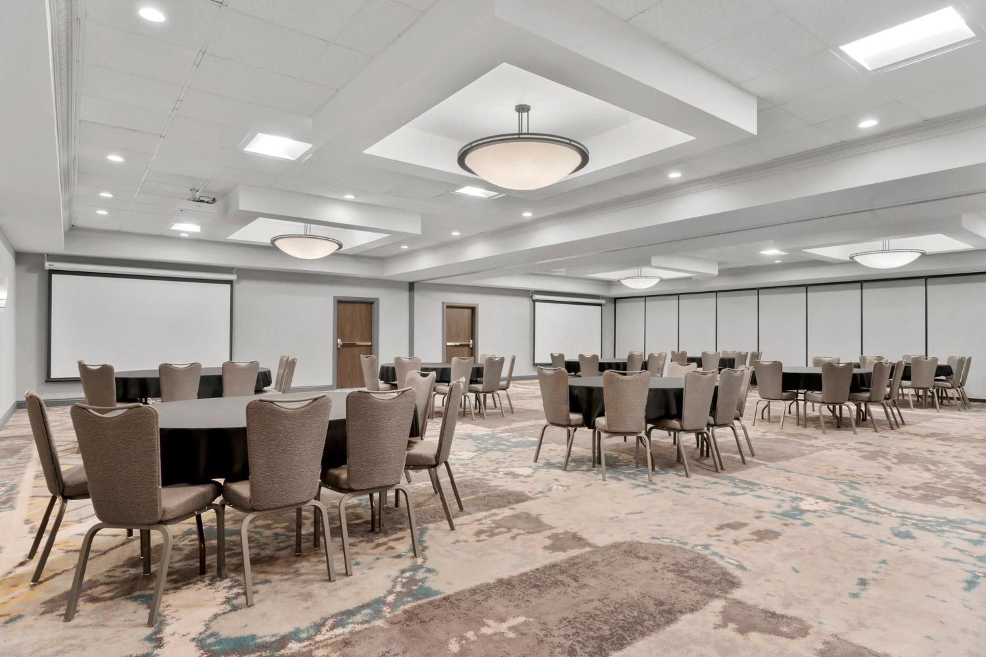 Holiday Inn Dubuque/Galena By Ihg Bagian luar foto