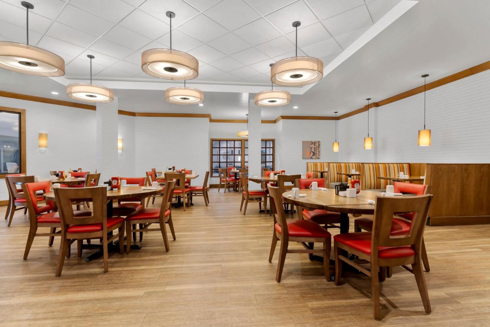 Holiday Inn Dubuque/Galena By Ihg Bagian luar foto