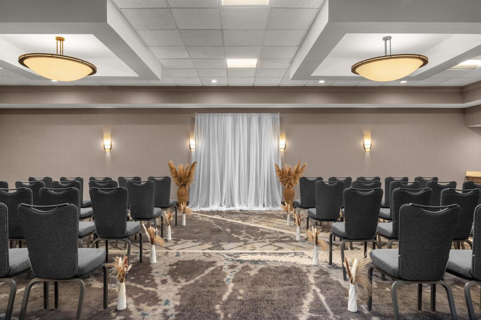 Holiday Inn Dubuque/Galena By Ihg Bagian luar foto