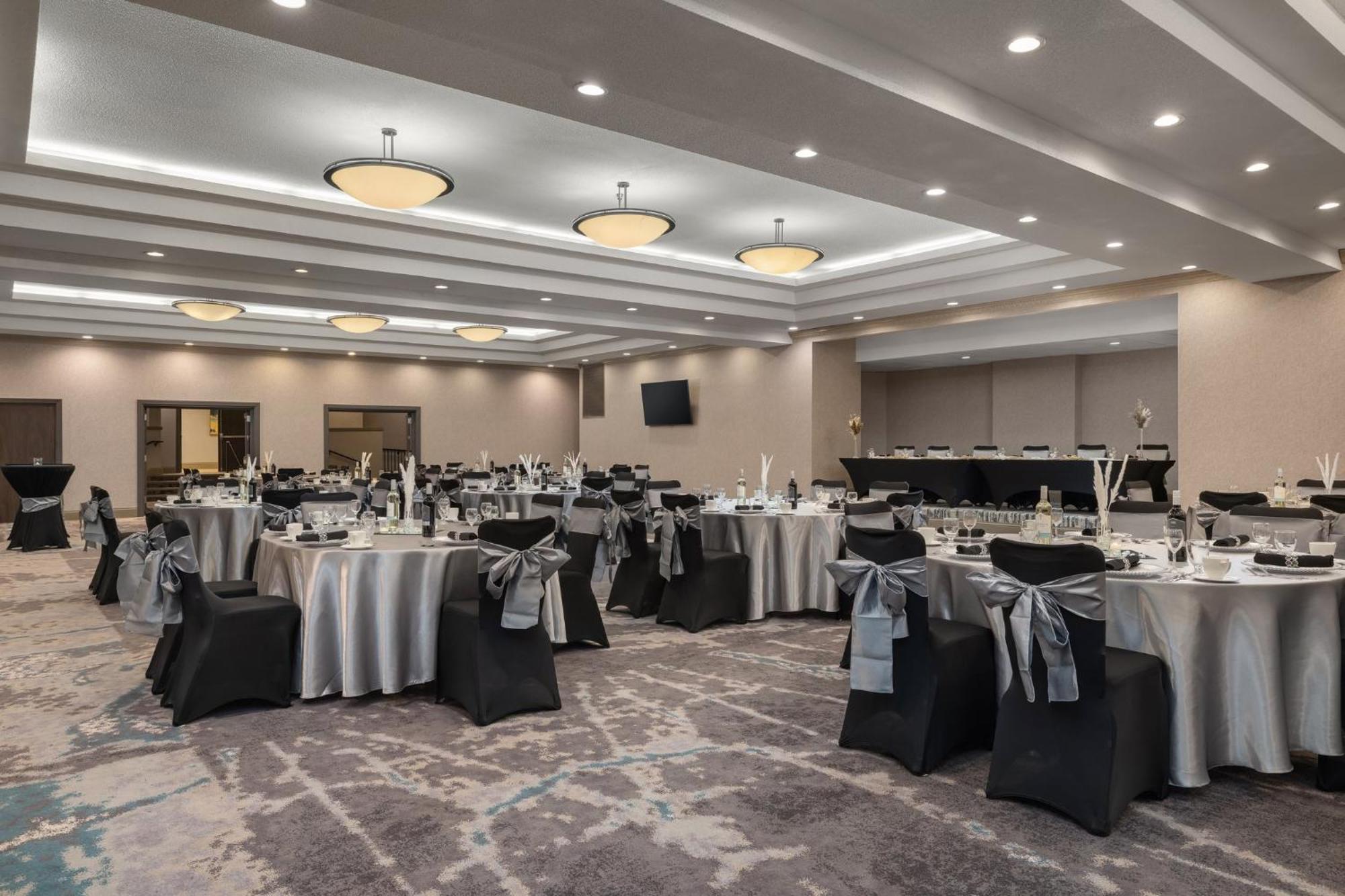 Holiday Inn Dubuque/Galena By Ihg Bagian luar foto