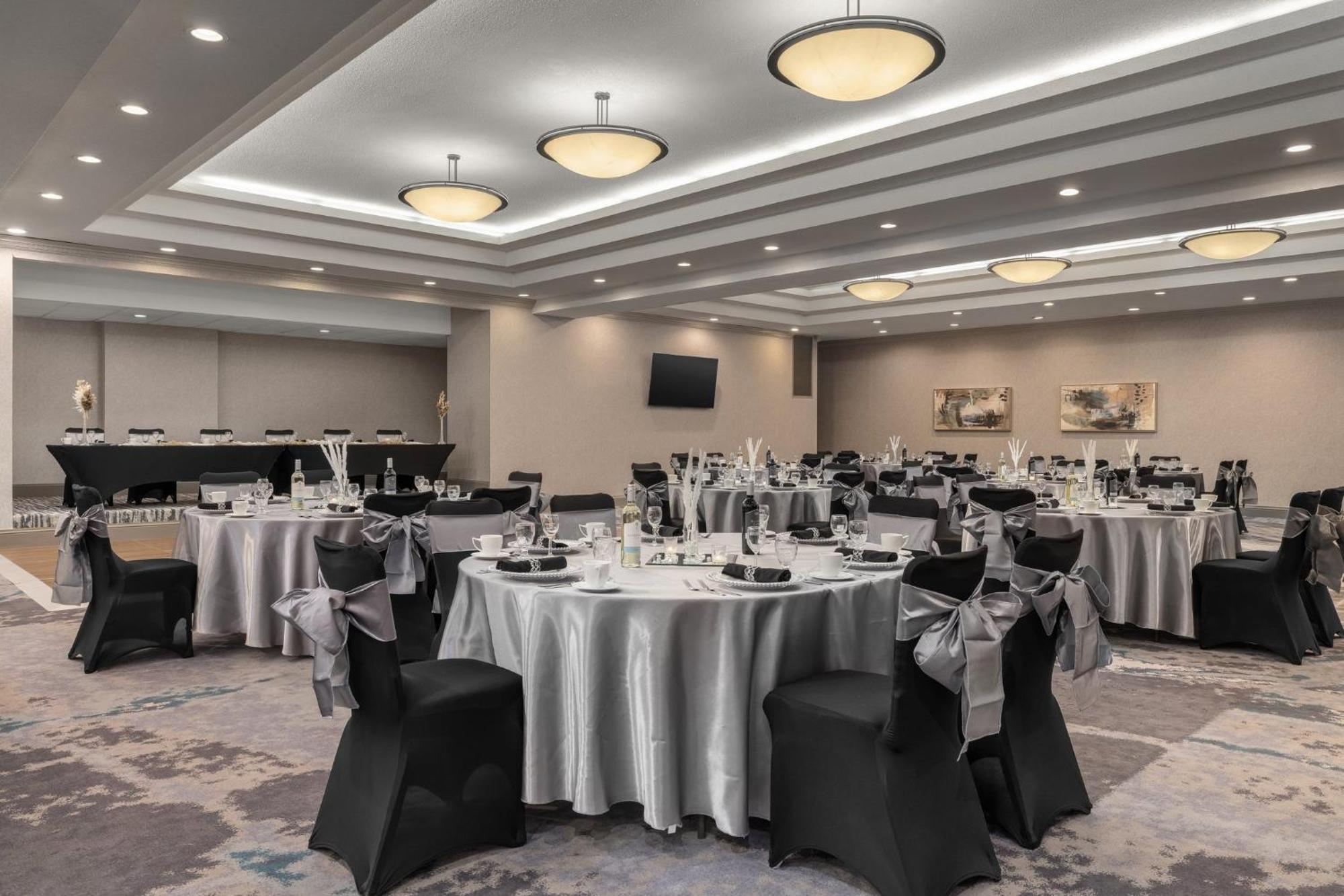 Holiday Inn Dubuque/Galena By Ihg Bagian luar foto