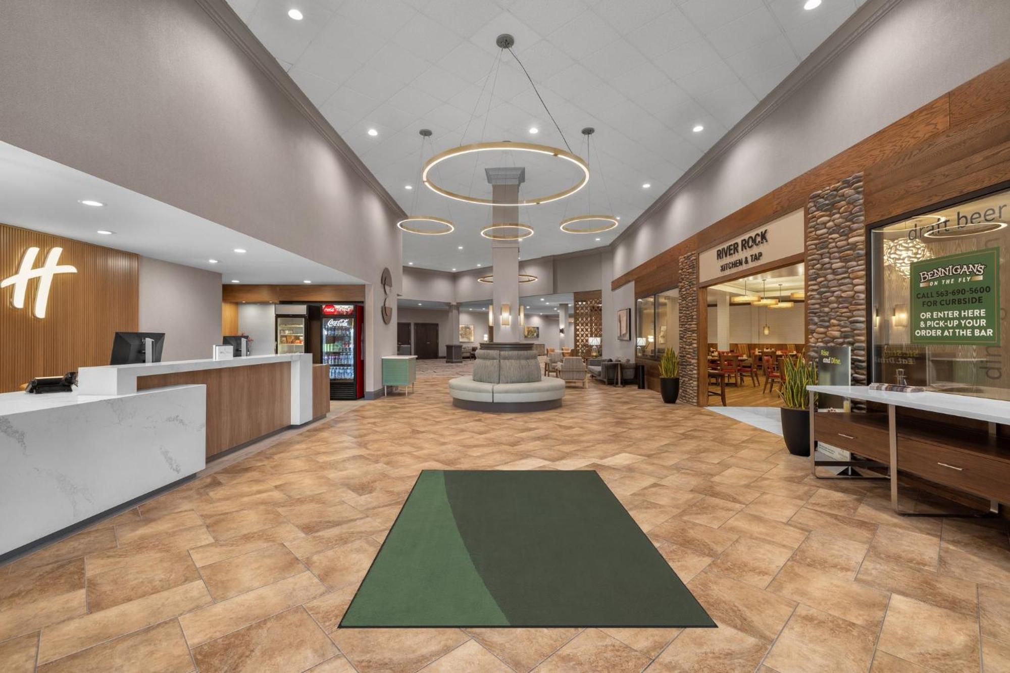 Holiday Inn Dubuque/Galena By Ihg Bagian luar foto