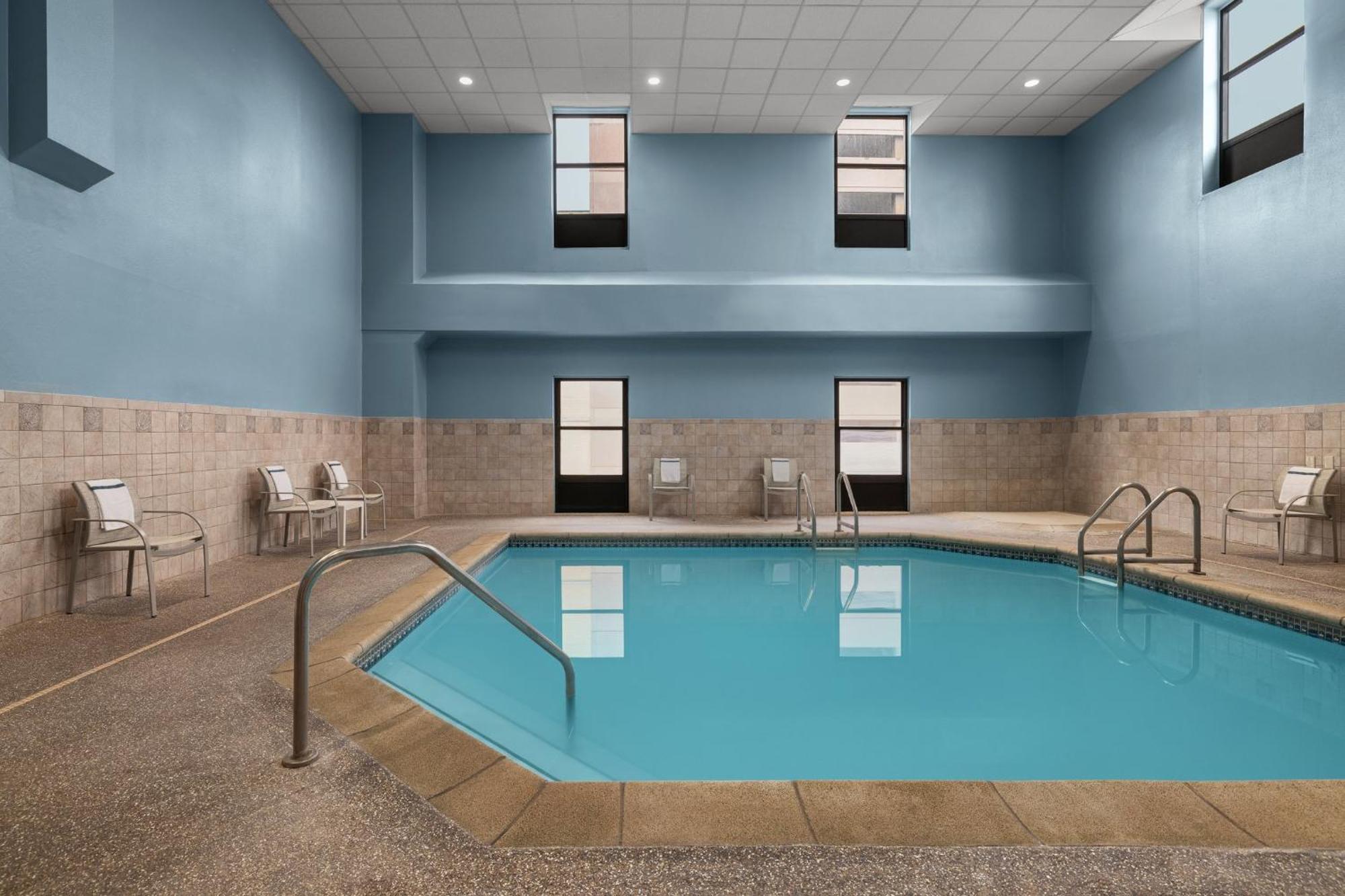 Holiday Inn Dubuque/Galena By Ihg Bagian luar foto